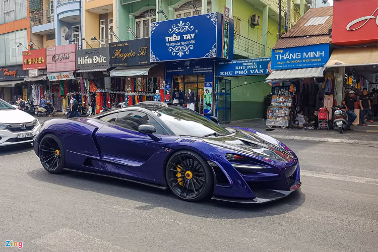 McLaren 720S hàng độc tại Việt Nam được trang bị động cơ V8 twin-turbo với dung tích 4.0L, công suất tối đa 720 mã lực và mô-men xoắn cực đại 770 Nm. Đi kèm với động cơ này là hộp số 7 cấp ly hợp kép cùng cấu trúc khoang lái MonoCage làm hoàn toàn từ sợi carbon.