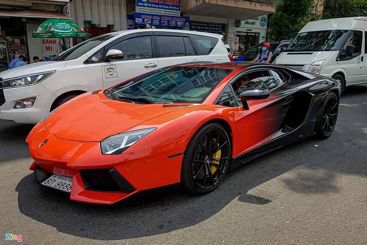 "Đàn anh" của Huracan là Lamborghini Aventador cũng xuất hiện trong dàn siêu xe này. Tương tự như 488 GTB Liberty Walk, Aventador cũng sở hữu vẻ ngoài khá đặc biệt với tông màu ngoại thất 2 màu đỏ - đen tương phản. 