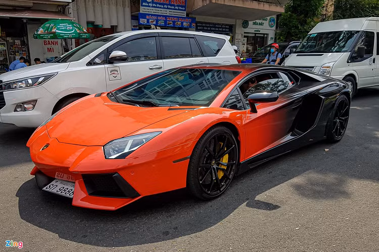 "Đàn anh" của Huracan là Lamborghini Aventador cũng xuất hiện trong dàn siêu xe này. Tương tự như 488 GTB Liberty Walk, Aventador cũng sở hữu vẻ ngoài khá đặc biệt với tông màu ngoại thất 2 màu đỏ - đen tương phản. 