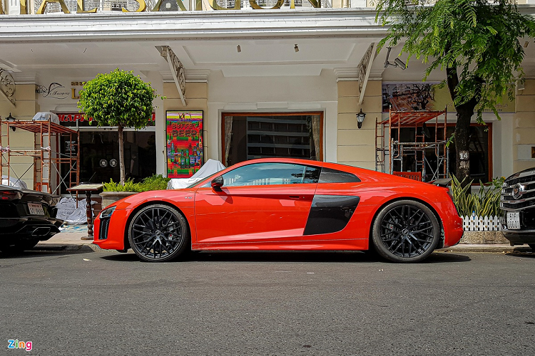 Audi R8 V10 Plus được trang bị động cơ V10 FSI dung tích 5.2L, công suất tối đa 610 mã lực. Thân xe được gia cường cứng cáp và nhẹ hơn nhờ vào cấu trúc được làm từ hợp kim nhôm và khoang lái làm từ sợi carbon. Hiện nay, Audi R8 đã ra mắt phiên bản nâng cấp giữa dòng đời với phiên bản cao cấp được đổi tên thành R8 V10 Performance Quattro với công suất tối đa 620 mã lực.
