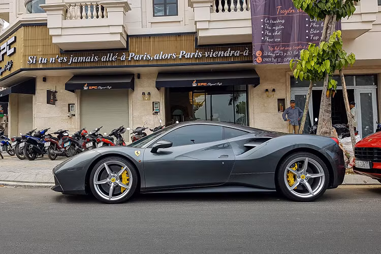 Ngoài ra, còn có thêm 2 chiếc Ferrari 488 GTB với màu sơn ngoại thất Đỏ Rosso Corsa truyền thống và màu sơn Xám Grigio Silverstone. Đây là một trong nhiều mẫu xe được nhập khẩu về Việt Nam trong khoảng thời gian 2016. 