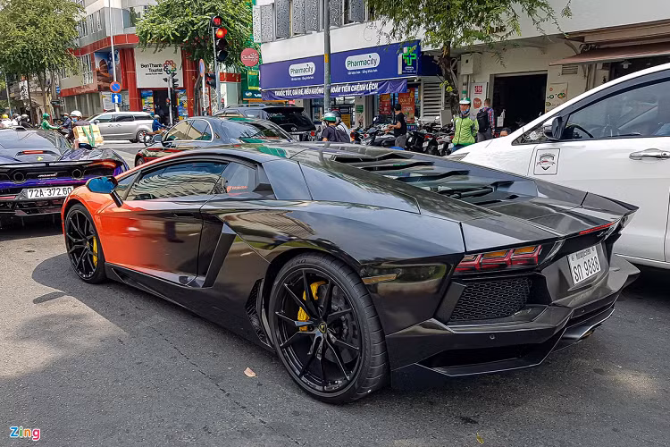 Lamborghini Aventador LP700-4 hiện giờ đã tạm dừng sản xuất, thay thế bởi phiên bản nâng cấp giữa dòng đời là Aventador S, và phiên bản hiệu suất cao Aventador SVJ. Thời điểm ra mắt, Lamborghini Aventador LP700-4 được trang bị động cơ V12 dung tích 6.5L, sản sinh công suất tối đa 700 mã lực và mô-men xoắn 690 Nm.