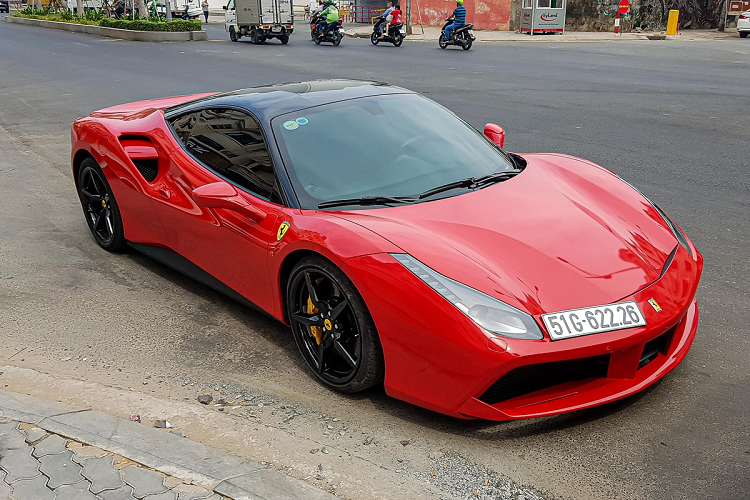 Bên cạnh đó là sự hiện diện của cặp đôi siêu xe Ferrari 488 GTB. Với số lượng hơn 20 chiếc có mặt tại Việt Nam, Ferrari 488 GTB nhận được khá nhiều sự chú ý của giới chơi xe Việt Nam. Đặc biệt, trong số này có sự xuất hiện của những mẫu xe được độ thêm về ngoại thất và khả năng vận hành từ những hãng độ danh tiếng như Liberty Walk, Super Veloce Racing – SVR… 