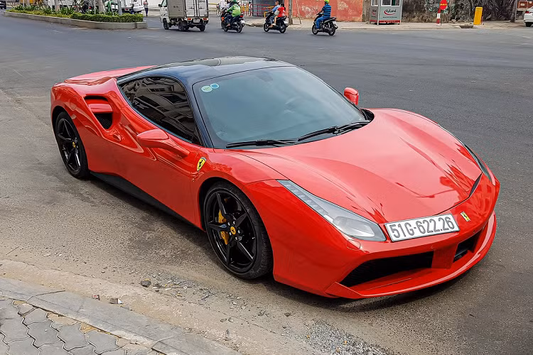 Bên cạnh đó là sự hiện diện của cặp đôi siêu xe Ferrari 488 GTB. Với số lượng hơn 20 chiếc có mặt tại Việt Nam, Ferrari 488 GTB nhận được khá nhiều sự chú ý của giới chơi xe Việt Nam. Đặc biệt, trong số này có sự xuất hiện của những mẫu xe được độ thêm về ngoại thất và khả năng vận hành từ những hãng độ danh tiếng như Liberty Walk, Super Veloce Racing – SVR… 