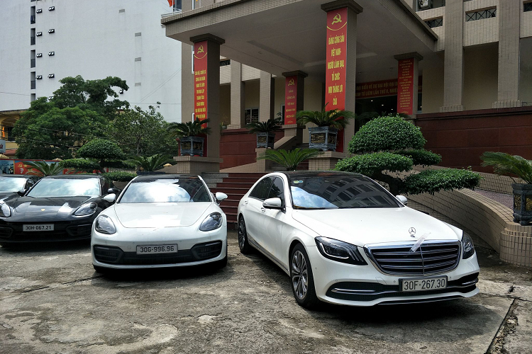 Trong số 13 chiếc xe bị Công an quận Nam Từ Liêm tạm giữ vì liên quan đến 18 đối tượng bị bắt giữ trong đường dây đánh bạc qua mạng cực “khủng” có nhiều chiếc xe sang từ 8 tỷ đến hơn 10 tỷ đồng như Range Rover đời mới, Mercedes-AMG G63 cùng hai chiếc siêu xe Porsche Panamera...