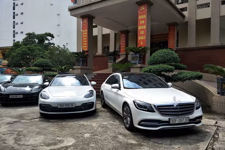 Trong số 13 chiếc xe bị Công an quận Nam Từ Liêm tạm giữ vì liên quan đến 18 đối tượng bị bắt giữ trong đường dây đánh bạc qua mạng cực “khủng” có nhiều chiếc xe sang từ 8 tỷ đến hơn 10 tỷ đồng như Range Rover đời mới, Mercedes-AMG G63 cùng hai chiếc siêu xe Porsche Panamera...