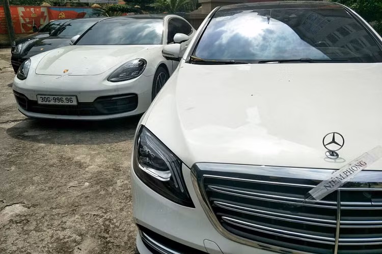 Bên cạnh đó, dàn xe bị lực lượng chức năng thu giữ còn có 1 chiếc xe Porsche Panamera khác mang ngoại thất màu xám. Cuối cùng, chiếc xe đắt nhất trong số này phải kể đến "ông vua địa hình" Mercedes-AMG G63 màu trắng có giá từ 11 tỷ đồng, chưa bao gồm chi phí lăn bánh.
