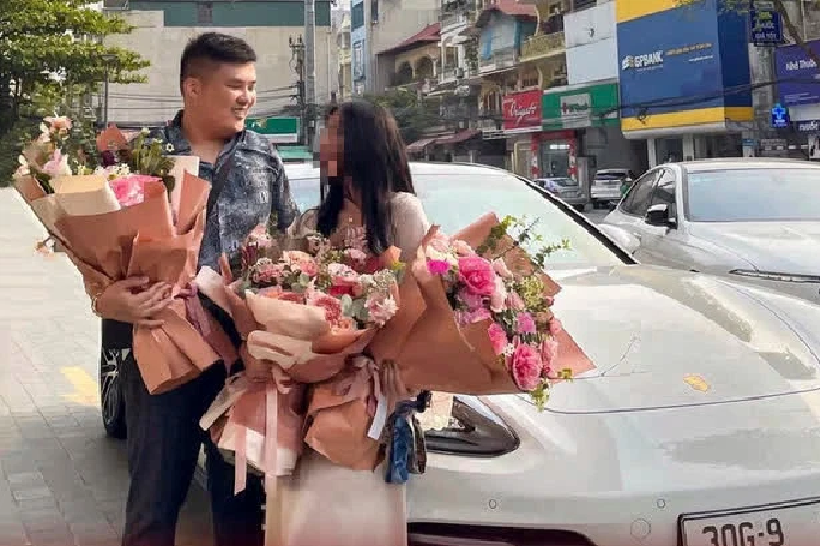 Trong số này, chiếc SUV hạng sang Range Rover và Porsche Panamera rất hay được đối tượng Thành, được cho là cầm đầu đường dây đánh bạc qua mạng sử dụng. Giá xe Porsche Panamera tại Việt Nam bắt đầu từ 5,3 tỷ đồng cho bản tiêu chuẩn và có giá lên đến 11,8 tỷ đồng cho bản Porsche Panamera Turbo S, ngoài ra, mức giá trên chưa bao gồm các tùy chọn của khách hàng.