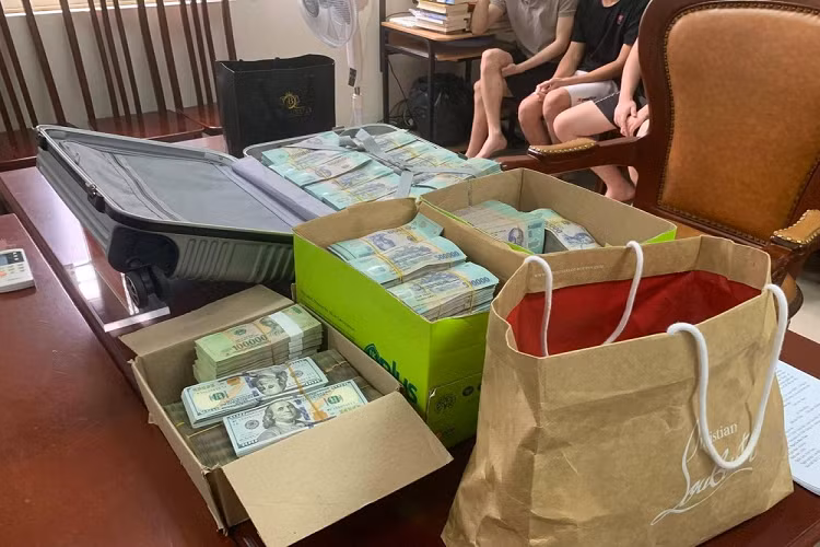 Dàn xe sang của các đối tượng mới bị lực lượng chức năng thu giữ sau chuyên án triệt phá đường dây đánh bạc qua mạng bao gồm SUV hạng sang Mercedes-AMG G63 có giá lăn bánh phải trên 12,8 tỷ đồng, kế đến là 2 chiếc xe Kia Sorento, Mercedes-Benz GLC và VinFast LUX SA2.0