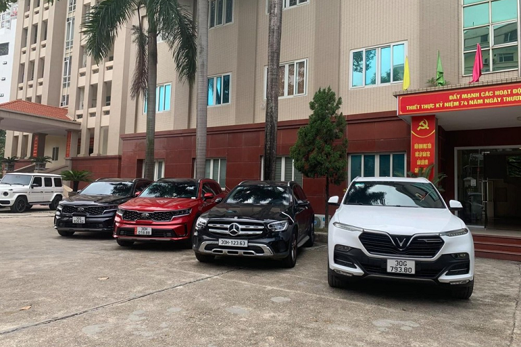 Vào hôm qua, ngày 3/10/2021, Công an quận Nam Từ Liêm đã khởi tố vụ án “Tổ chức đánh bạc, đưa hoặc sử dụng trái phép thông tin mạng máy tính, mạng viễn thông”; đồng thời khởi tố bị can, bắt tạm giam 10 bị can liên quan cũng như 7 người khác bị khởi tố và cấm đi khỏi nơi cư trú, ngoài ra còn có 2 đối tượng hiện đang bỏ trốn. Đáng chú ý là có tới 13 xe sang tiền tỷ liên quan đến các đối tuọng đánh bạc.