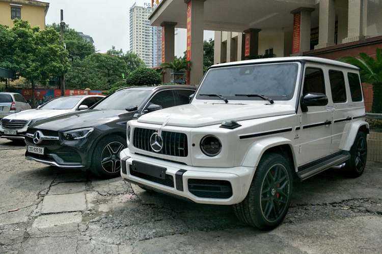 Chiếc xe Porsche Panamera của đối tượng Thành và vợ sắp cưới hay sử dụng được cho có giá trên 7 tỷ đồng. Bên cạnh đó, "tay trùm" này còn hay sử dụng 1 chiếc xe SUV hạng sang Range Rover cũng có giá không dưới 8 tỷ đồng cho bản thấp nhất. Ngoài 13 chiếc xe ô tô, lực lượng chức năng còn thu giữ 9,3 tỷ đồng, 20.000 USD, 3 bộ trái phiếu của một công ty trị giá khoảng 5 tỷ đồng, phong tỏa các tài khoản ngân hàng với số tiền khoảng 10 tỷ đồng, kê biên 6 căn hộ, 23 máy tính, 26 màn hình các loại và 4 laptop cùng hơn 20.000 thẻ sim điện thoại.