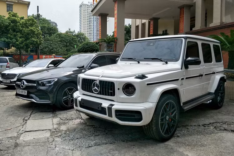 Chiếc xe Porsche Panamera của đối tượng Thành và vợ sắp cưới hay sử dụng được cho có giá trên 7 tỷ đồng. Bên cạnh đó, "tay trùm" này còn hay sử dụng 1 chiếc xe SUV hạng sang Range Rover cũng có giá không dưới 8 tỷ đồng cho bản thấp nhất. Ngoài 13 chiếc xe ô tô, lực lượng chức năng còn thu giữ 9,3 tỷ đồng, 20.000 USD, 3 bộ trái phiếu của một công ty trị giá khoảng 5 tỷ đồng, phong tỏa các tài khoản ngân hàng với số tiền khoảng 10 tỷ đồng, kê biên 6 căn hộ, 23 máy tính, 26 màn hình các loại và 4 laptop cùng hơn 20.000 thẻ sim điện thoại.