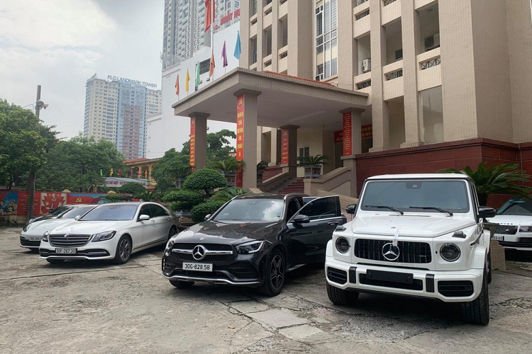 Thông tin ban đầu từ lực lượng chức năng cho biết, cách đây khoảng 3 tháng, Đội cảnh sát hình sự - Công an quận Nam Từ Liêm đã thành lập chuyên án để bắt giữ 1 nhóm đối tượng có hành vi tổ chức đánh bạc qua mạng khá quy mô. Đến tháng 8, lực lượng chức năng đã bắt giữ 2 đối tượng Nguyễn Văn Thành và Hoàng Văn Tr. đang đi xe máy trên đường, qua kiểm tra nhanh, trong túi của Thành có 800 triệu đồng nhưng đối tượng này không chứng minh được số tiền trên có nguồn gốc từ đâu và được đưa về trụ sở làm việc.