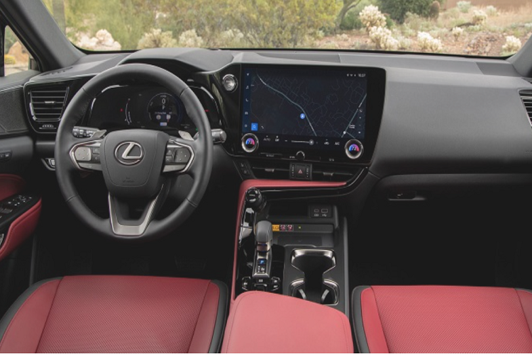 Một số tính năng an toàn nổi bật khác trên Lexus NX 2022 bao gồm kiểm soát hành trình bằng radar ở mọi dải tốc độ với khả năng tự động giảm tốc ở khúc cua, hỗ trợ theo dõi làn đường, nhận diện biển báo và đèn pha tự động.