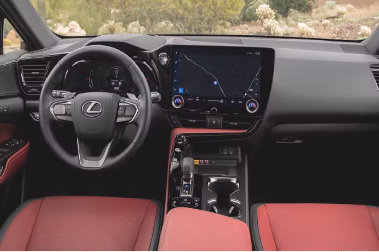 Một số tính năng an toàn nổi bật khác trên Lexus NX 2022 bao gồm kiểm soát hành trình bằng radar ở mọi dải tốc độ với khả năng tự động giảm tốc ở khúc cua, hỗ trợ theo dõi làn đường, nhận diện biển báo và đèn pha tự động.