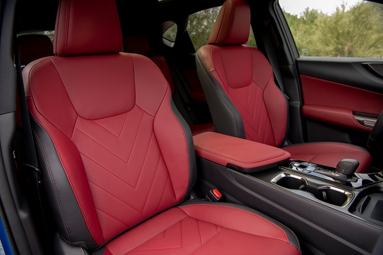 Giá xe Lexus NX 250 Premium có mức khởi điểm từ 41.000 USD (khoảng 933 triệu đồng) sẽ bổ sung thêm cần gạt nước mưa tự động, cửa sổ trời chỉnh điện, hệ thống đèn chiếu sáng thích ứng và cửa hậu chỉnh điện với tính năng đá cốp. Ở bên trong khoang cabin, phiên bản mới có hệ thống ghế ngồi sưởi ấm/thông gió, hệ thống đèn nội thất, vô lăng có thể chỉnh điện và ghi nhớ vị trí.