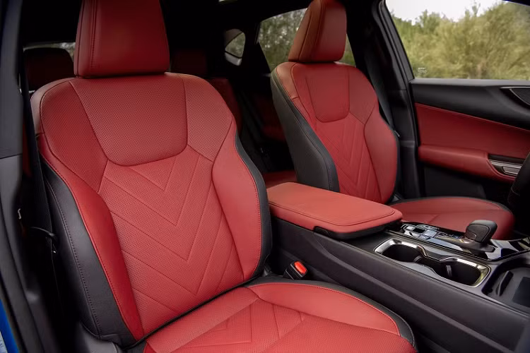 Giá xe Lexus NX 250 Premium có mức khởi điểm từ 41.000 USD (khoảng 933 triệu đồng) sẽ bổ sung thêm cần gạt nước mưa tự động, cửa sổ trời chỉnh điện, hệ thống đèn chiếu sáng thích ứng và cửa hậu chỉnh điện với tính năng đá cốp. Ở bên trong khoang cabin, phiên bản mới có hệ thống ghế ngồi sưởi ấm/thông gió, hệ thống đèn nội thất, vô lăng có thể chỉnh điện và ghi nhớ vị trí.