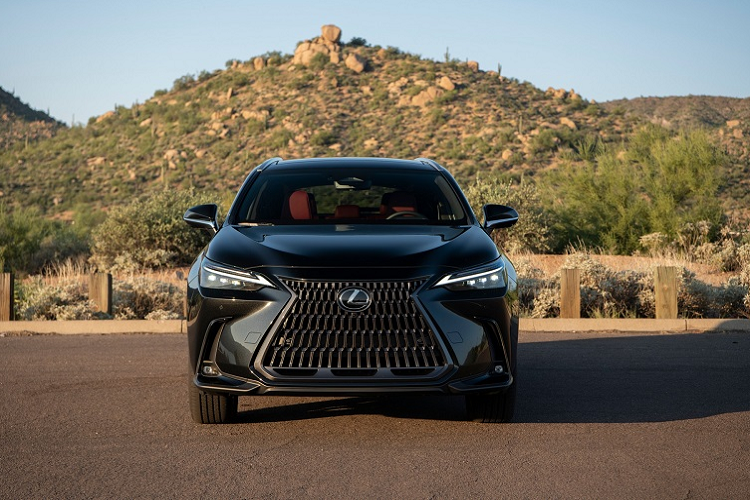 Đáng chú ý, Lexus NX 2022 giờ đây cung cấp thêm phiên bản hybrid NX 350h có giá khởi điểm từ 41.050 USD (khoảng 934 triệu đồng). Nó sử dụng động cơ 4 xy-lanh 2.5L, hộp số tự động vô cấp, bộ pin lithium-ion nhỏ và một mô-tơ điện cung cấp năng lượng cho bánh sau. Thiết lập hệ truyền động này cho phép Lexus NX 350h đạt tổng công suất 239 mã lực, với mức tiêu thụ nhiên liệu ước tính 6.0L/100km đường hỗn hợp.