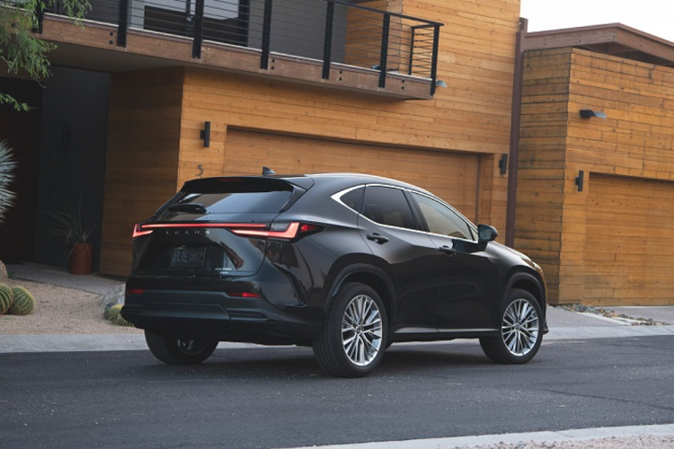 Đối với những khách hàng đang tìm kiếm một chiếc Lexus NX mạnh mẽ hơn có thể lựa chọn phiên bản NX 350 khởi điểm từ 41.550 USD (khoảng 946 triệu đồng). “Trái tim” của Lexus NX 350 là động cơ tăng áp 4 xy-lanh 2.4L sản sinh công suất tối đa 275 mã lực và momen xoắn cực đại 430 Nm. Đi kèm là hộp số tự động 8 cấp và hệ dẫn động 4 bánh toàn thời gian, mang đến khả năng chạy nước rút từ 0 - 100 km/h trong 6,6 giây.