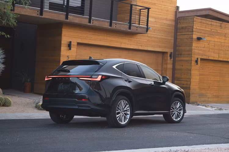 Đối với những khách hàng đang tìm kiếm một chiếc Lexus NX mạnh mẽ hơn có thể lựa chọn phiên bản NX 350 khởi điểm từ 41.550 USD (khoảng 946 triệu đồng). “Trái tim” của Lexus NX 350 là động cơ tăng áp 4 xy-lanh 2.4L sản sinh công suất tối đa 275 mã lực và momen xoắn cực đại 430 Nm. Đi kèm là hộp số tự động 8 cấp và hệ dẫn động 4 bánh toàn thời gian, mang đến khả năng chạy nước rút từ 0 - 100 km/h trong 6,6 giây.