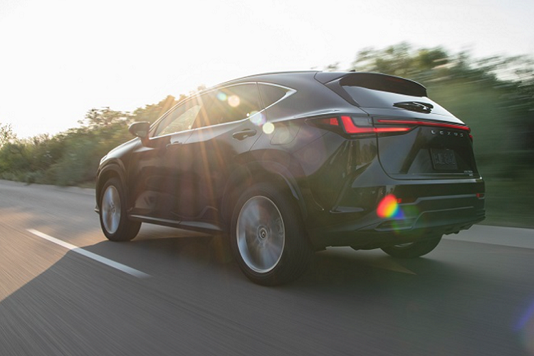 Cuối cùng là phiên bản hàng đầu Lexus NX 450h+ có giá 55.560 USD (1,26 tỷ đồng) cho biến thể Luxury và 56.900 USD (1,29 tỷ đồng) cho biến thể F Sport Luxury. NX 450h+ được trang bị mô-tơ điện nâng cấp cùng gói pin lithium-ion 18,1 kWh, giúp sản sinh tổng công suất 302 mã lực. Lexus NX 450h+ có khả năng di chuyển bằng điện tối đa là 60 km. Ngoài các tính năng trang bị tiêu chuẩn kể trên, tất cả phiên bản Lexus NX 2022 đều cung cấp cho khách hàng tùy chọn hàng ghế sau gập điện có sưởi ấm, hệ thống âm thanh Mark Levinson cao cấp gồm 17 loa, chìa khóa kỹ thuật số, hỗ trợ chuyển làn và màn hình quan sát toàn cảnh.