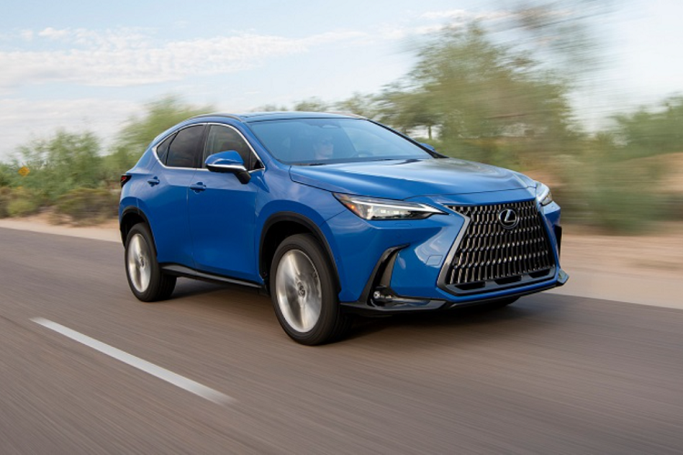 Bắt đầu với phiên bản tiêu chuẩn Lexus NX 250 2022 mới có mức giá khởi điểm tại Mỹ là 37.950 USD (khoảng 864 triệu đồng) với hệ dẫn động cầu trước, có sẵn với tùy chọn hệ dẫn động 4 bánh toàn thời gian. Mặc dù Lexus không công bố các thông tin chi tiết nhưng có thể thấy bản tiêu chuẩn được trang bị bộ mâm hợp kim 18 inch, gương chiếu hậu tự động làm mờ và hệ thống âm thanh 10 loa.