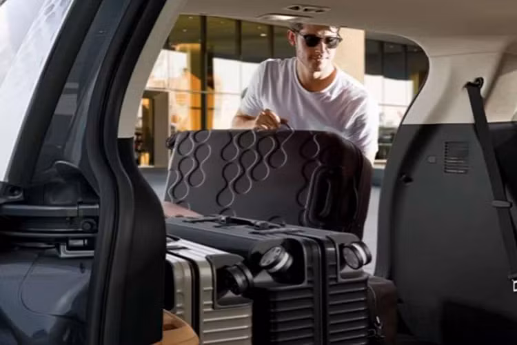 Tương tự như thế hệ cũ, Kia Carnival thế hệ mới sẽ tiếp tục được lắp ráp bởi Kia Việt Nam (THACO) để có lợi thế về giá bán. Được biết, Kia Carnival 2022 được phân phối tại Việt Nam với nhiều phiên bản khác nhau, xe được bán ra với mức giá tự kiến khoảng từ hơn 1,1 tỷ đồng. Hiện tại, nhiều khách hàng Việt đang chờ đợi dòng Kia Carnival thế hệ mới này ra mắt.