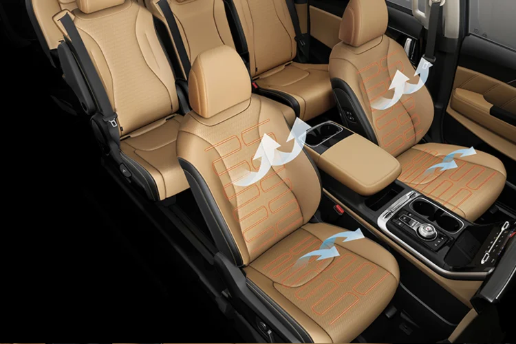 Nội thất bao gồm: Cabin phối hai tông màu đen nâu; Cửa sổ chỉnh điện, tự động lên xuống; Màn hình hỗ trợ lái hiển thị đa thông tin, màu kích thước 4,2 inch; Cần số núm xoay (Shift by Wire); Vô lăng bọc da, điều chỉnh 2 hướng, lên xuống, có lẫy chuyển số (Paddle Shift); Tấm che nắng ở cửa; Cửa sổ hàng thứ ba có tấm che nắng; Tựa tay và hộc đựng đồ, bảng điều khiển trung tâm; Gương chiếu hậu tự động làm mờ, chống chói...