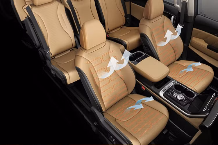 Nội thất bao gồm: Cabin phối hai tông màu đen nâu; Cửa sổ chỉnh điện, tự động lên xuống; Màn hình hỗ trợ lái hiển thị đa thông tin, màu kích thước 4,2 inch; Cần số núm xoay (Shift by Wire); Vô lăng bọc da, điều chỉnh 2 hướng, lên xuống, có lẫy chuyển số (Paddle Shift); Tấm che nắng ở cửa; Cửa sổ hàng thứ ba có tấm che nắng; Tựa tay và hộc đựng đồ, bảng điều khiển trung tâm; Gương chiếu hậu tự động làm mờ, chống chói...