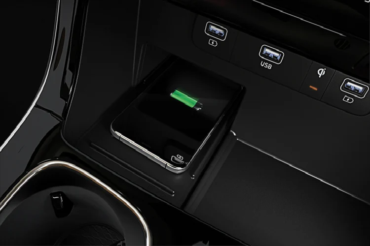 Ở phiên bản cao cấp (2.2 SXL), xe được bổ sung thêm màn hình hỗ trợ lái kỹ thuật số kích thước 12,3 inch mới, tích hợp thêm hệ thống hiển thị điểm mù (BVM) trên màn hình quan sát điểm mù. Bên cạnh các trang bị mới có trên bản tiêu chuẩn.