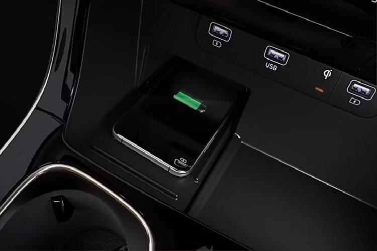 Ở phiên bản cao cấp (2.2 SXL), xe được bổ sung thêm màn hình hỗ trợ lái kỹ thuật số kích thước 12,3 inch mới, tích hợp thêm hệ thống hiển thị điểm mù (BVM) trên màn hình quan sát điểm mù. Bên cạnh các trang bị mới có trên bản tiêu chuẩn.