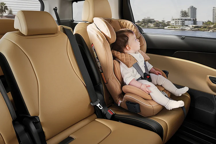 Ngoài ra còn có Hệ thống cân bằng đèn pha điều chỉnh độ cao-thấp tự động; Đèn pha hỗ trợ chiếu sáng góc bên; Đèn LED chạy ban ngày; Đèn sương mù phía trước (LED); Đèn sương mù phía sau; Gương chiếu hậu tích hợp đèn LED báo rẽ; Gương chiếu hậu bên chỉnh và gập điện; Đèn phanh thứ 3 LED; Dải chrome trang trí trên cột C (C-Pillar); Cửa sổ trời cỡ lớn trước sau, đóng mở bằng điện.