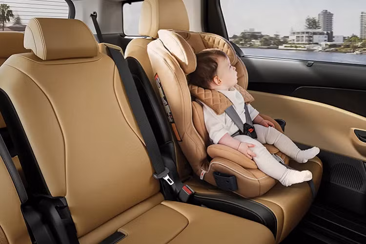 Ngoài ra còn có Hệ thống cân bằng đèn pha điều chỉnh độ cao-thấp tự động; Đèn pha hỗ trợ chiếu sáng góc bên; Đèn LED chạy ban ngày; Đèn sương mù phía trước (LED); Đèn sương mù phía sau; Gương chiếu hậu tích hợp đèn LED báo rẽ; Gương chiếu hậu bên chỉnh và gập điện; Đèn phanh thứ 3 LED; Dải chrome trang trí trên cột C (C-Pillar); Cửa sổ trời cỡ lớn trước sau, đóng mở bằng điện.