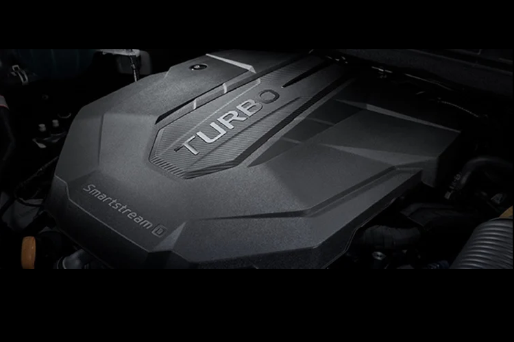 Sức mạnh được truyền xuống cầu trước (FWD) thông qua hộp số tự động 8 cấp (8AT). Sedona 2022 tại Thái không có lựa chọn động cơ Xăng. Ở thị trường Hàn Quốc, Sedona 2022 có thêm lựa chọn động cơ xăng V6 3.5L MPi công suất (268 mã lực + 332 Nm) và V6 3.5 GDi (290 mã lực + 355 Nm).