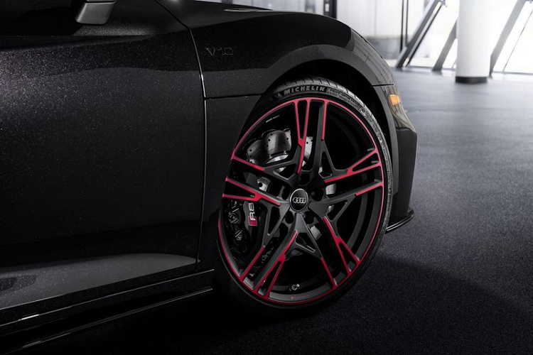 Cung cấp sức mạnh cho Audi R8 Panther 2021 tiếp tục là khối động cơ hút khí tự nhiên V10 5.2L sản sinh công suất 532 mã lực và mô-men xoắn cực đại 540Nm, đi kèm là hộp số ly hợp kép bảy cấp và hệ dẫn động cầu sau. Siêu xe Đức chỉ cần 3,6 giây để tăng tốc từ 0 - 96 km/h, trước khi cán tốc độ tối đa 323 km/h.