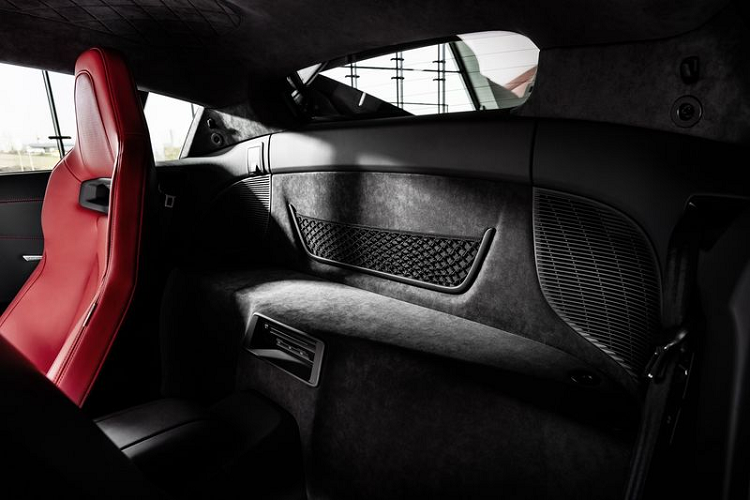 Giá xe Audi R8 Panther Edition 2021 sẽ có mức bán khởi điểm từ 183.300 USD (khoảng 4,253 tỷ ), chưa gồm 1.495 USD (khoảng 34,5 triệu đồng) phí vận chuyển và thuế 1.700 USD (khoảng 39,2 triệu đồng).