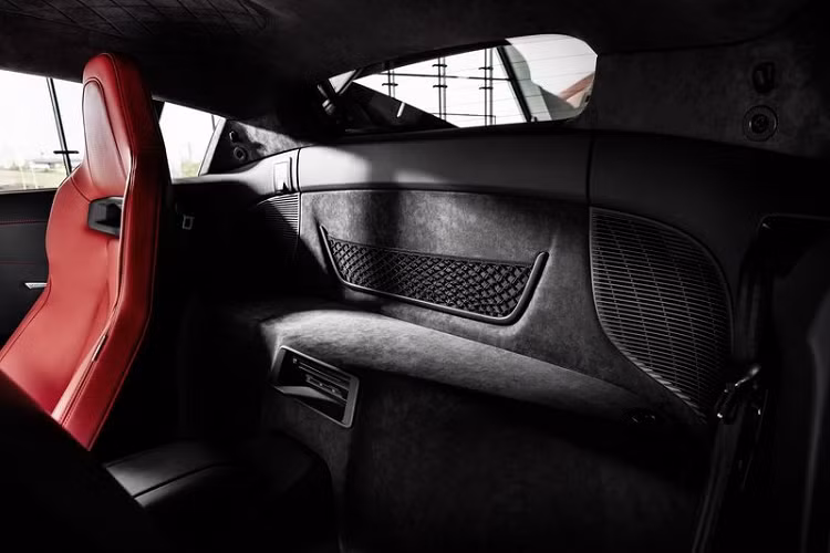 Giá xe Audi R8 Panther Edition 2021 sẽ có mức bán khởi điểm từ 183.300 USD (khoảng 4,253 tỷ ), chưa gồm 1.495 USD (khoảng 34,5 triệu đồng) phí vận chuyển và thuế 1.700 USD (khoảng 39,2 triệu đồng).