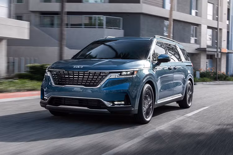 Không lâu sau khi Hyundai SantaFe Hybrid xuất hiện, mới đây, Kia tiếp tục “lên đời” cho Sorento 2022 với nhiều trang bị tiện ích, chính thức giới thiệu tại Hàn Quốc. Kia Sorento thế hệ mới được đánh giá là mẫu SUV ăn khách tại thị trường Việt Nam và nhiều nước khác trên thế giới. Đợt nâng cấp này nhằm đảm bảo tính cạnh tranh trên thị trường, theo đó xe sẽ có thêm trang bị tiêu chuẩn mới và thay đổi nhẹ trong thiết kế.