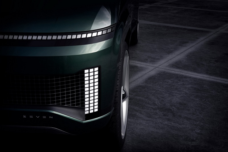 Có thể nhận thấy bản concept SEVEN này đóng vai trò như một bản “xem trước” cho mẫu SUV Hyundai Ioniq 7 chạy điện. Theo thông báo trước đó từ phía hãng xe Hàn Quốc, phiên bản sản xuất Ioniq 7 dự kiến sẽ trình làng thị trường vào khoảng đầu năm 2024, cung cấp một trải nghiệm sử dụng tương tự như Hyundai Palisade, có sẵn với cấu hình 6 và 7 chỗ ngồi.