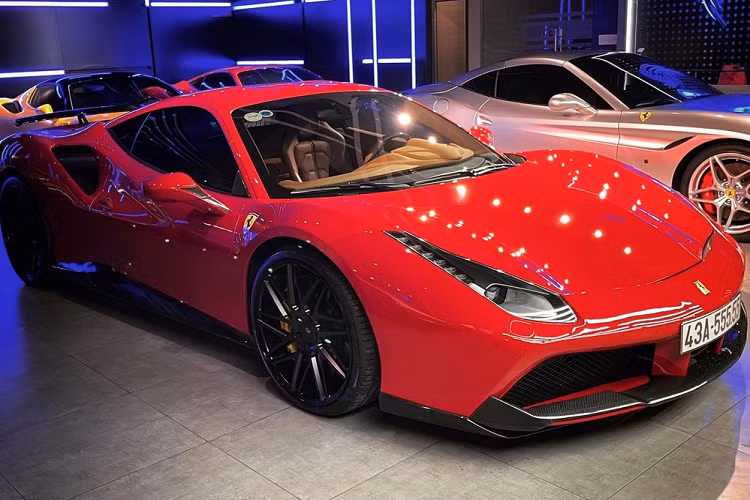 Chiếc siêu xe Ferrari 488 GTB biển ngũ quý 5 mang biển Đà Nẵng, chỉ vừa mới thả lên thị trường xe cũ được 10 ngày đã nhanh chóng có khách hàng là một đại gia Đà Nẵng mua về để chơi cũng như sưu tầm. Siêu xe đã đẹp mà còn đi kèm siêu biển nên có người chốt là điều không quá khó hiểu.