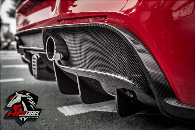 488 GTB chính là siêu xe Ferrari chấm dứt sử dụng động cơ V8 hút khí tự nhiên, thay vào đó xe sử dụng động cơ V8, tăng áp kép, dung tích 3,9 lít sản sinh ra công suất 661 mã lực ở vòng tua máy 8.000 vòng/phút và mô-men xoắn cực đại 760 Nm tại 3.000 vòng/phút.