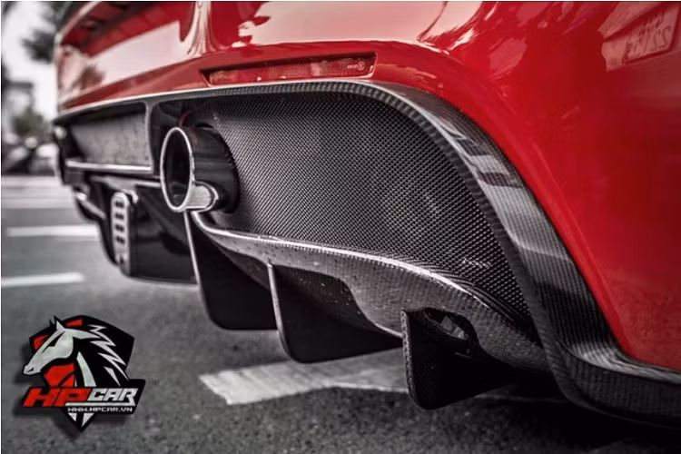 488 GTB chính là siêu xe Ferrari chấm dứt sử dụng động cơ V8 hút khí tự nhiên, thay vào đó xe sử dụng động cơ V8, tăng áp kép, dung tích 3,9 lít sản sinh ra công suất 661 mã lực ở vòng tua máy 8.000 vòng/phút và mô-men xoắn cực đại 760 Nm tại 3.000 vòng/phút.