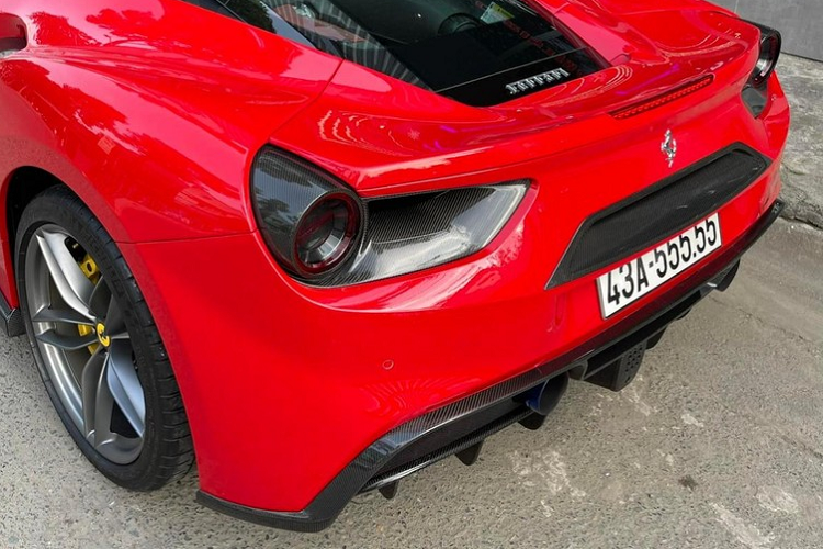 Đây là chiếc xe Ferrari hiếm hoi tại dải đất hình chữ S sở hữu biển ngũ quý cũng như việc chủ xe đầu tiên rất ít khi mang xe ra đường dạo phố.