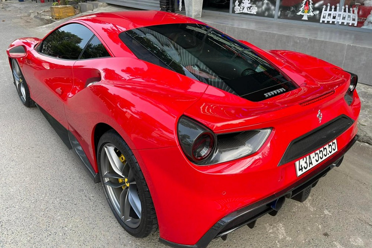 Con số 3 giây là thời gian để siêu xe Ferrari 488 GTB tăng tốc từ vị trí đứng yên lên 100 km/h trước khi lao về tốc độ tối đa trên 330 km/h. Mức giá xe Ferrari 488 GTB biển ngũ quý này không được công bố. Tuy nhiên trên sàn xe cũ nếu không tính biển đẹp nó được định giá hơn 10 tỷ đồng.