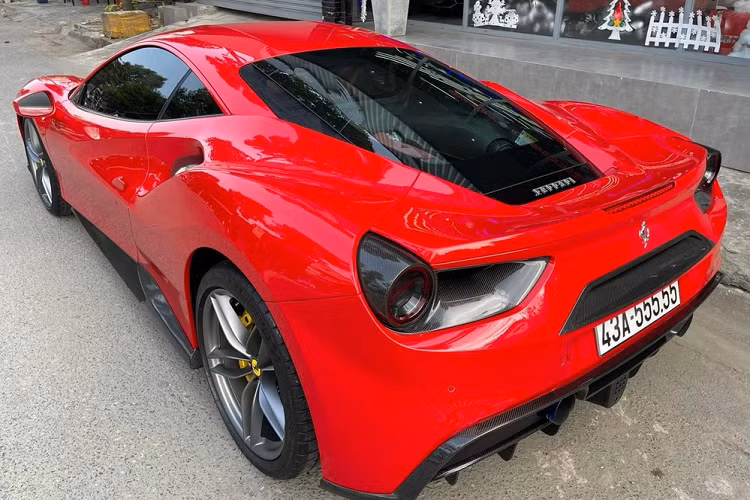 Con số 3 giây là thời gian để siêu xe Ferrari 488 GTB tăng tốc từ vị trí đứng yên lên 100 km/h trước khi lao về tốc độ tối đa trên 330 km/h. Mức giá xe Ferrari 488 GTB biển ngũ quý này không được công bố. Tuy nhiên trên sàn xe cũ nếu không tính biển đẹp nó được định giá hơn 10 tỷ đồng.