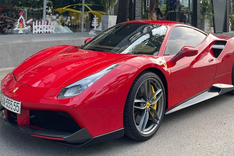 So với lúc về showroom bán xe này, siêu xe Ferrari 488 GTB biển ngũ quý 5 đã không còn trang bị bộ mâm độ Vossen cùng cánh gió đuôi carbon đẹp mắt. Hiện không rõ lý do vì sao siêu ngựa này lại bị tháo đi 2 chi tiết trên.