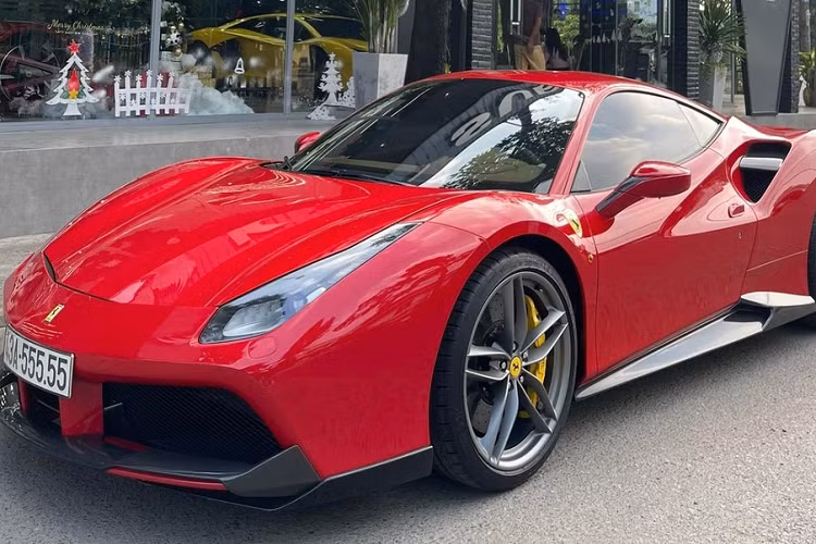 So với lúc về showroom bán xe này, siêu xe Ferrari 488 GTB biển ngũ quý 5 đã không còn trang bị bộ mâm độ Vossen cùng cánh gió đuôi carbon đẹp mắt. Hiện không rõ lý do vì sao siêu ngựa này lại bị tháo đi 2 chi tiết trên.