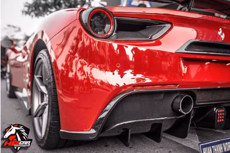 Bên cạnh đó, nội thất xe còn được trang trí thêm rất nhiều chi tiết carbon và cuối cùng là ống xả titanium mới được nâng cấp thời gian gần đây.