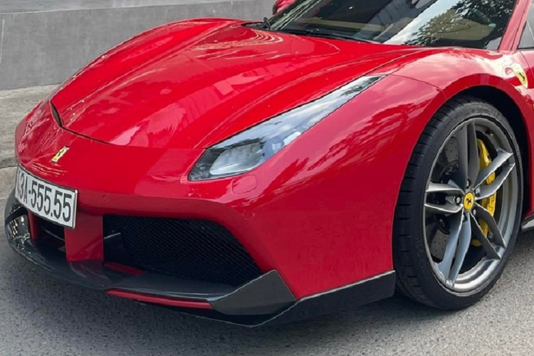 Ngoại hình chiếc xe Ferrari 488 GTB đeo biển 43A-555.55 không chỉ có màu sơn đỏ Rosso Corsa truyền thống mà còn sở hữu nhiều chi tiết bằng carbon trong gói độ của hãng Novitec Rosso như cản va trước, nẹp trên gương chiếu hậu, nẹp sườn, thanh chia gió...