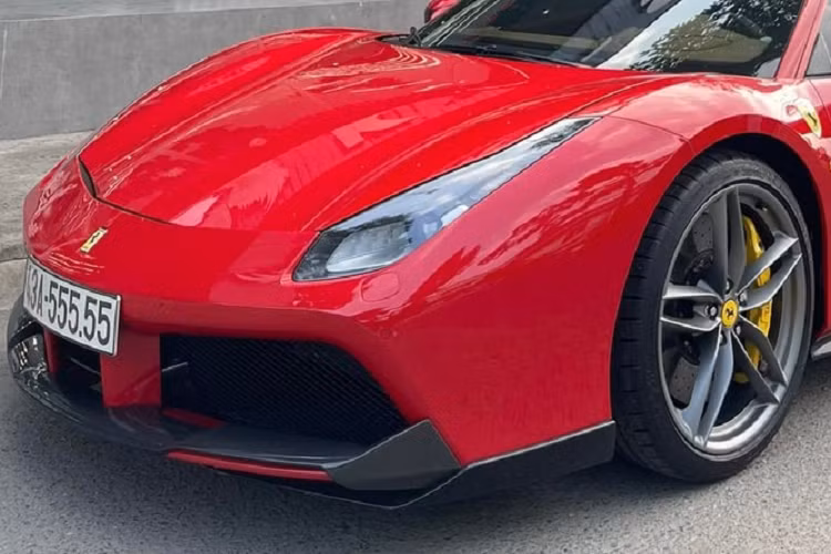 Ngoại hình chiếc xe Ferrari 488 GTB đeo biển 43A-555.55 không chỉ có màu sơn đỏ Rosso Corsa truyền thống mà còn sở hữu nhiều chi tiết bằng carbon trong gói độ của hãng Novitec Rosso như cản va trước, nẹp trên gương chiếu hậu, nẹp sườn, thanh chia gió...